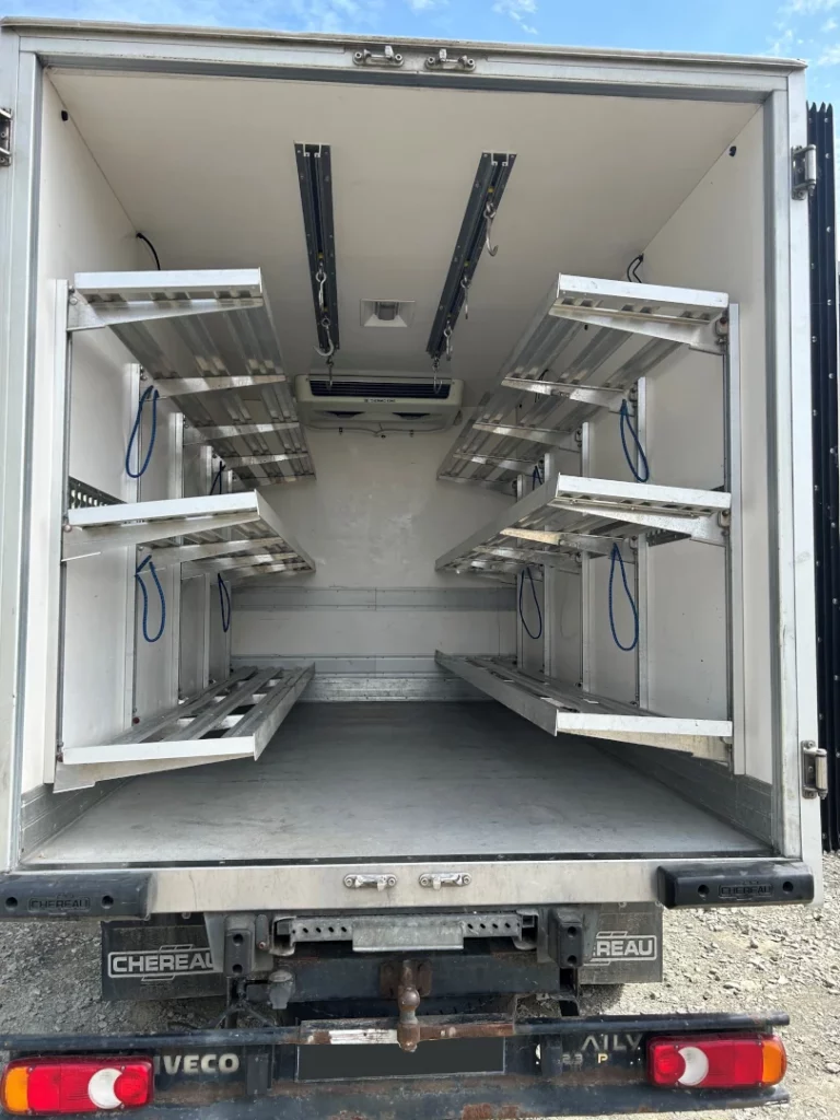 Étagères pliables dans le camion frigorifique